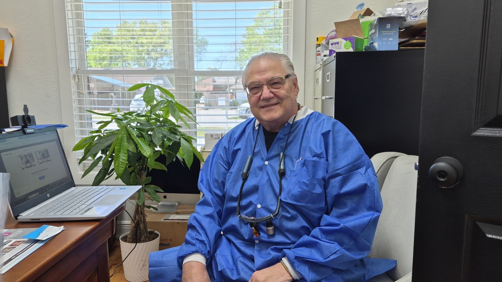 Doctor Rafael Diaz de fiesta clinica dental en spring, texas