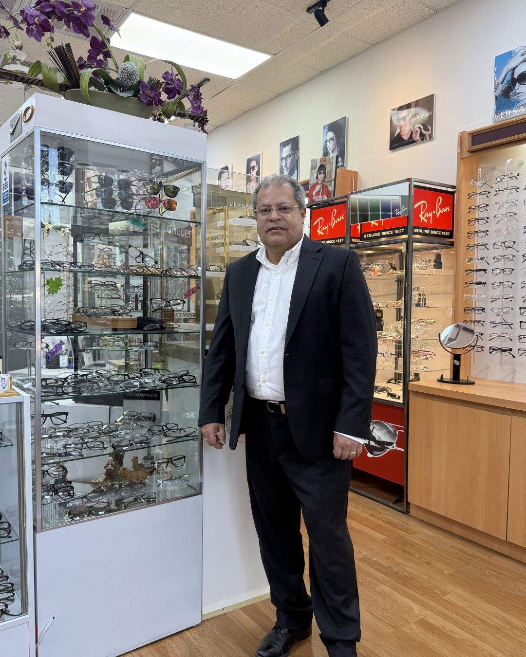 Enrique Atuesta propietario de Eye Glass Express en Houston, Texas